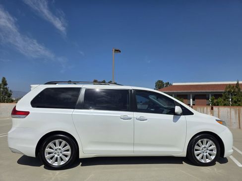 Used 2012 Toyota Sienna Limited w/ Premium Pkg FWD image 6