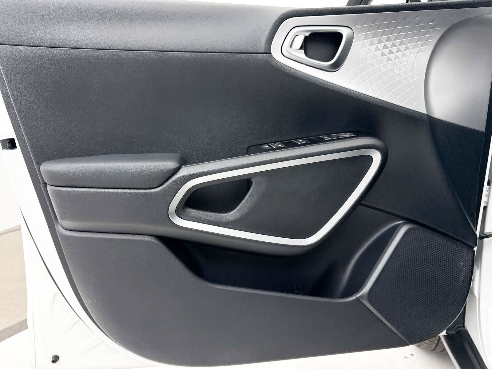 Used 2025 Kia Soul LX w/ LX Technology Package FWD image 19