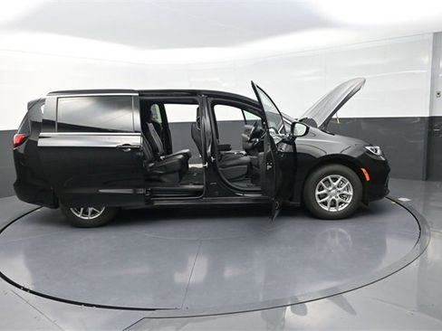 New 2026 Chrysler Pacifica Select image 32