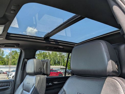 Used 2024 GMC Yukon XL Denali AWD/4WD image 12
