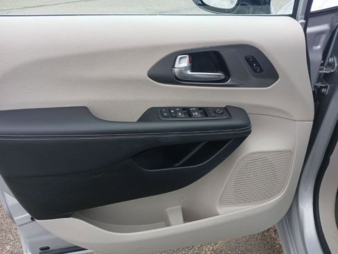 Used 2024 Chrysler Pacifica Touring-L FWD image 24
