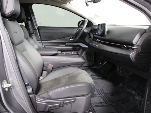 Used 2024 Nissan Ariya FWD image 11