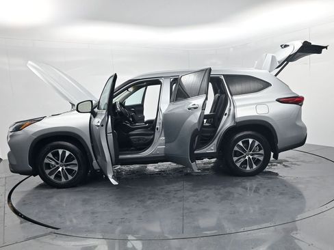 Used 2022 Toyota Highlander XLE image 71