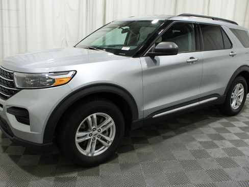 Used 2023 Ford Explorer XLT AWD/4WD image 33
