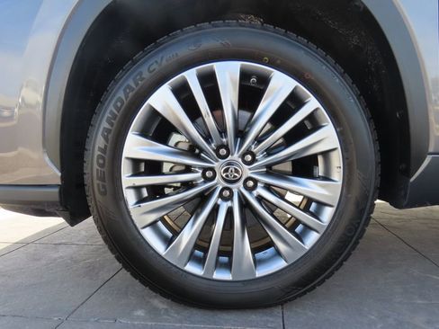 Used 2024 Toyota Highlander Platinum image 32