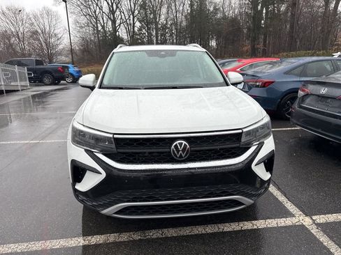 Used 2023 Volkswagen Taos SE w/ Panoramic Sunroof Package image 3