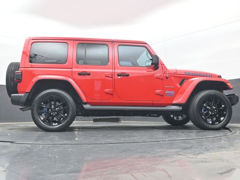 Used 2022 Jeep Wrangler Unlimited Sahara w/ Cold Weather Group AWD/4WD image 31