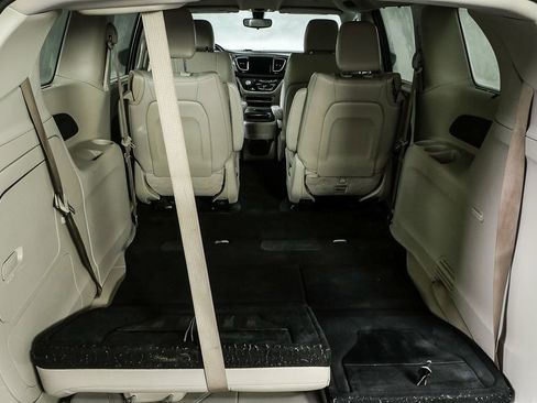 Used 2018 Chrysler Pacifica Touring-L image 31