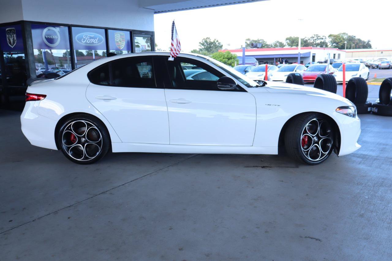 Used 2023 Alfa Romeo Giulia Veloce RWD image 6