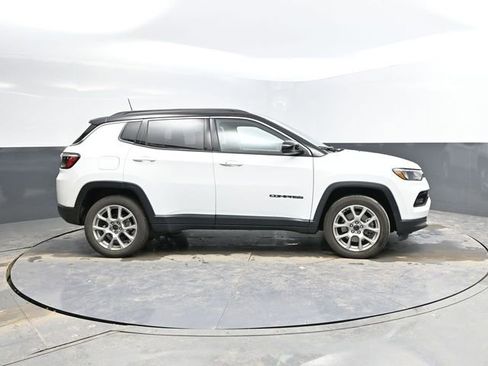Used 2025 Jeep Compass Limited image 12