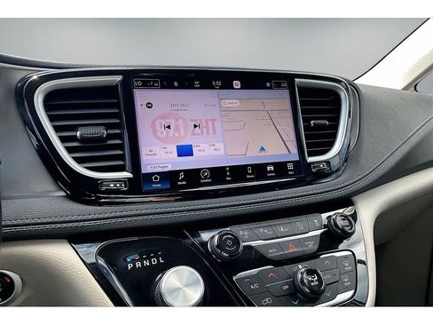 Used 2022 Chrysler Pacifica Touring-L w/ Uconnect Theater Family Group AWD/4WD image 8