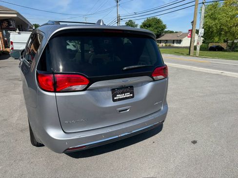 Used 2020 Chrysler Pacifica Limited FWD image 12