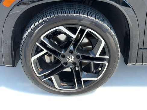 Used 2025 Volkswagen Tiguan SEL R-Line AWD/4WD image 12