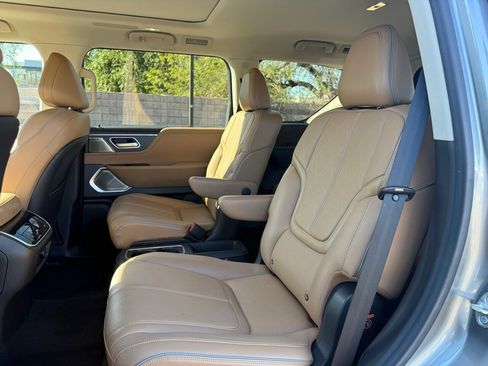 Used 2025 INFINITI QX80 Sensory image 9