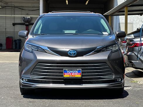 Used 2022 Toyota Sienna XLE w/ XLE Plus Package FWD image 9