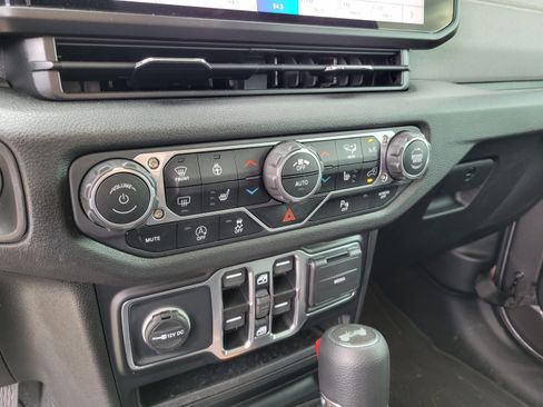 Used 2025 Jeep Wrangler Unlimited Sport AWD/4WD image 19