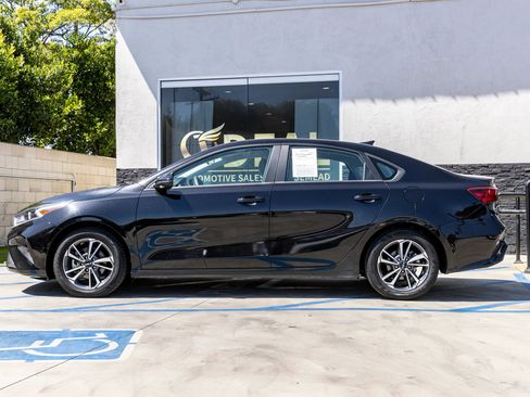 Used 2023 Kia Forte LXS w/ LXS Technology Package FWD image 9