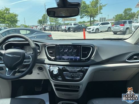 Used 2024 Chrysler Pacifica Touring-L FWD image 2
