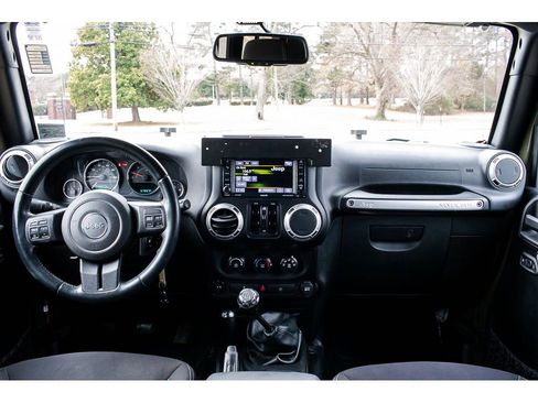 Used 2016 Jeep Wrangler Unlimited Rubicon w/ Connectivity Group image 12