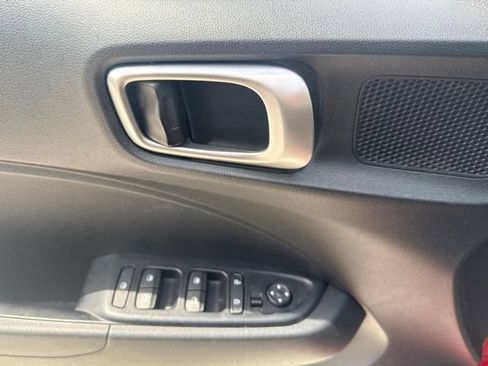 Used 2023 Hyundai Venue SE FWD image 12