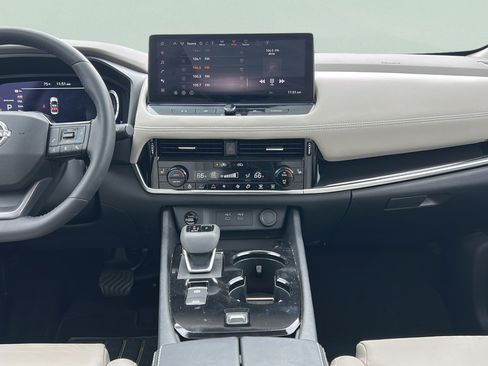 Used 2025 Nissan Rogue SL w/ Tech Package FWD image 18