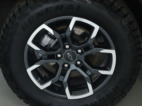 Used 2025 Chevrolet Equinox ACTIV w/ Safety and Technology Package image 36