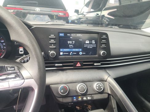 Used 2022 Hyundai Elantra SE FWD image 11