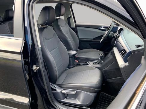 Used 2022 Volkswagen Taos SE w/ Panoramic Sunroof Package FWD image 9