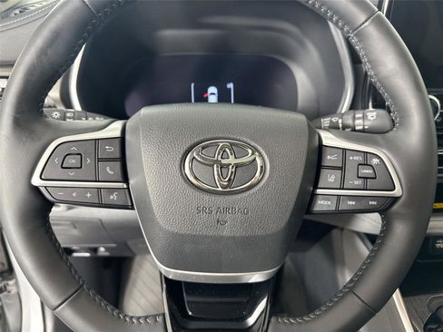 Used 2023 Toyota Highlander Limited image 17