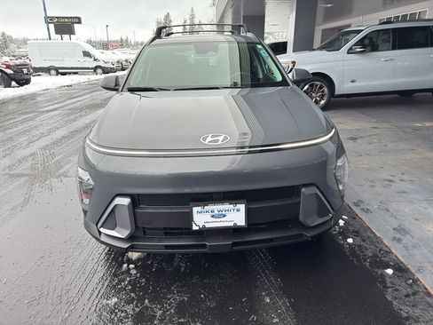 Used 2025 Hyundai Kona SEL image 2