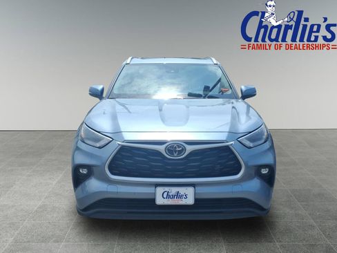 Used 2023 Toyota Highlander XLE AWD/4WD image 2