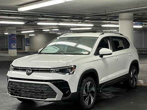 New 2025 Volkswagen Taos SE image 3