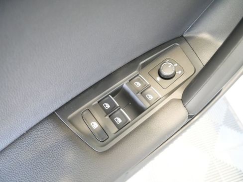 Used 2019 Volkswagen Tiguan SE image 18