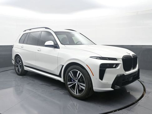 Used 2026 BMW X7 xDrive40i w/ M Sport Package image 3