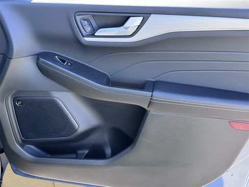 Used 2025 Ford Escape SE w/ PHEV Premium Package image 10