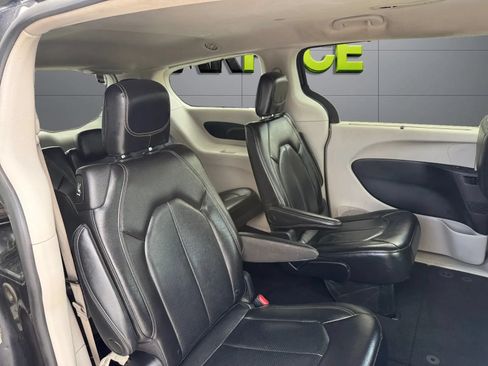 Used 2022 Chrysler Pacifica Touring-L FWD image 23