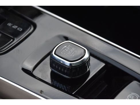 Certified 2025 Volvo XC90 B6 Ultra AWD/4WD image 39