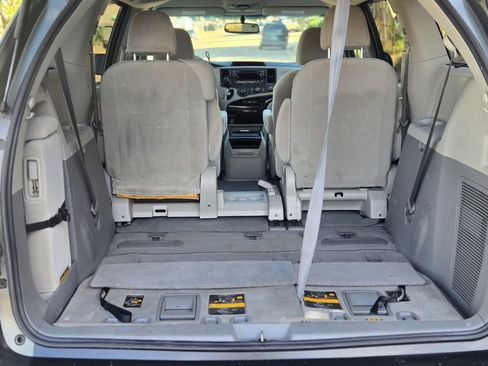 Used 2011 Toyota Sienna LE w/ Towing Pkg FWD image 19