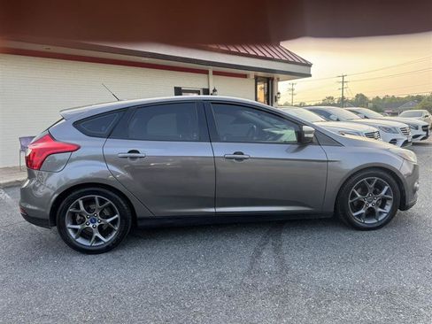 Used 2014 Ford Focus SE w/ Equipment Group 201A FWD image 4