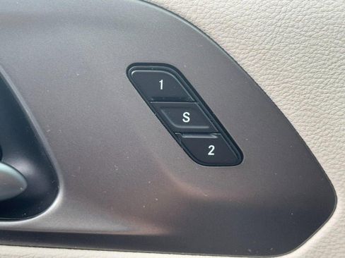 Used 2024 Chrysler Pacifica Touring-L FWD image 16