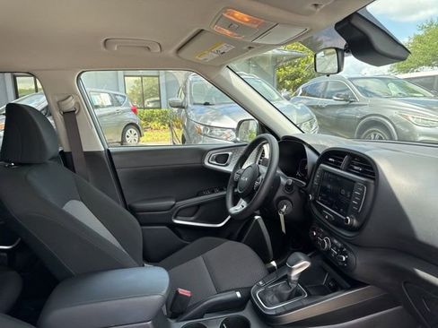 Used 2025 Kia Soul LX w/ LX Technology Package FWD image 11