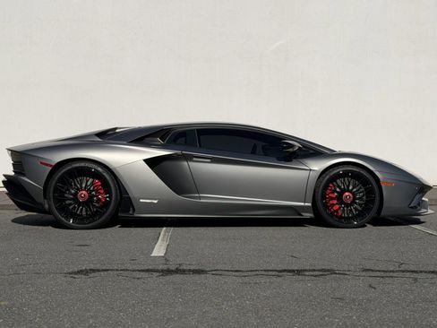 Used 2018 Lamborghini Aventador S image 3