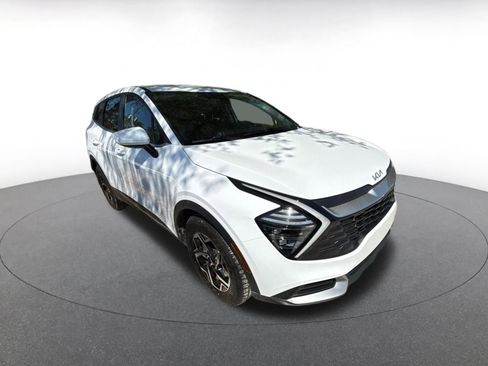 Used 2025 Kia Sportage LX image 2