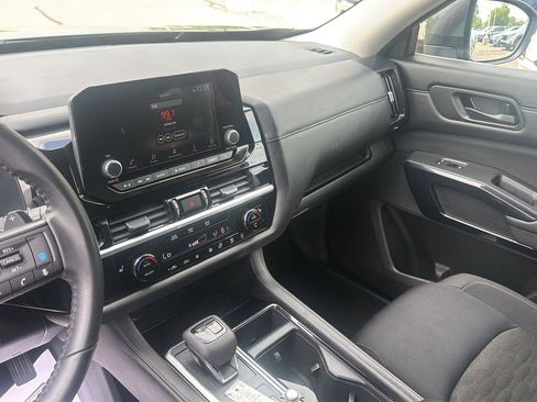Used 2025 Nissan Pathfinder SV AWD/4WD image 18