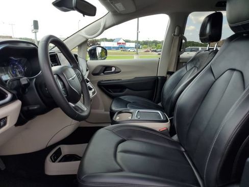 Used 2024 Chrysler Pacifica Touring-L FWD image 8