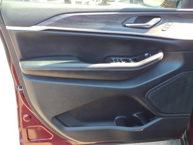 Used 2023 Jeep Grand Cherokee Limited w/ Luxury Tech Group II AWD/4WD image 24