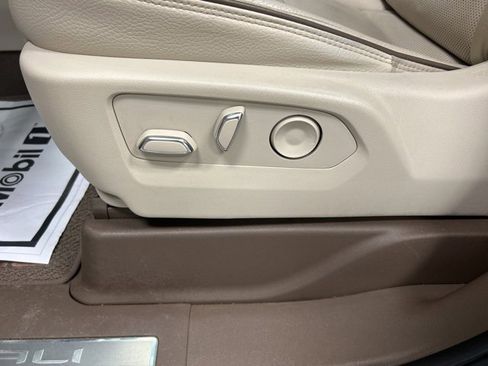 Used 2022 GMC Yukon XL Denali image 10