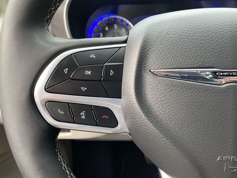 Used 2024 Chrysler Pacifica Touring-L FWD image 20