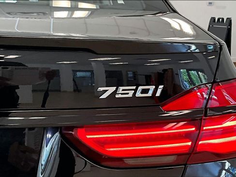 Used 2019 BMW 750i w/ Executive Package RWD image 27