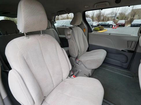 Used 2014 Toyota Sienna LE FWD image 28